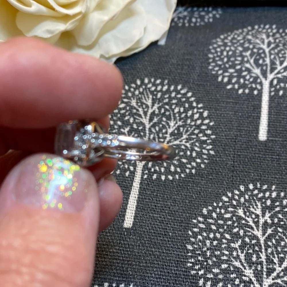 Elegant Silver Ring with Clear Gemstone - Picture 5 of 7